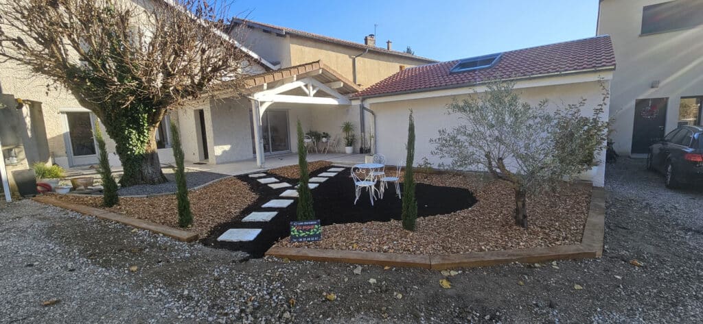 Création de jardin paysager : pas japonais et paillage décoratif Aménagement paysager moderne : jardin surélevé, pas japonais, paillage clair et foncé, salon de jardin. Visible : Créa paysages, 06 35 48 32 87.