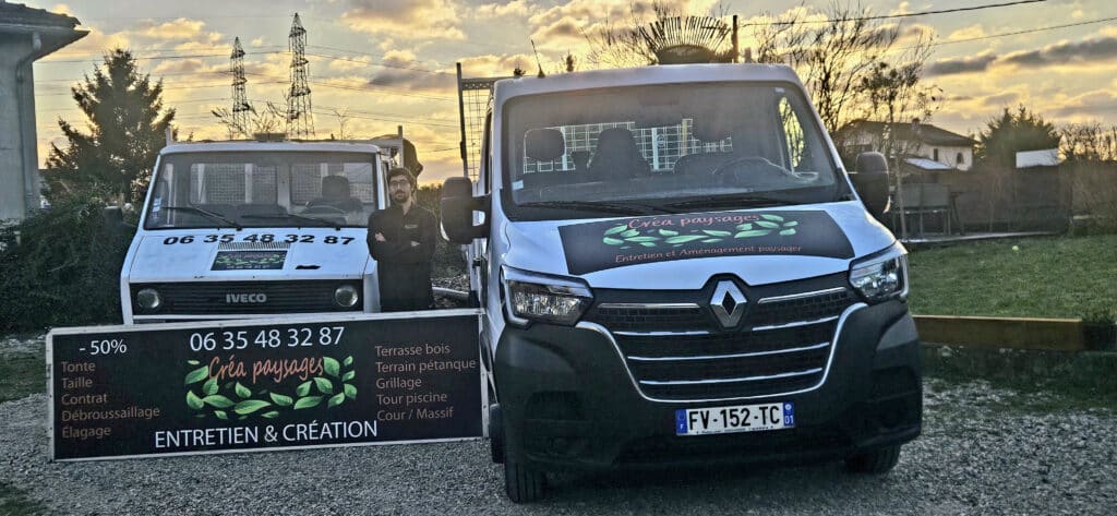 Paysagiste Créa paysages, 06 35 48 32 87, entre deux fourgons. Entretien et Création: tonte, taille, terrasse bois, terrain pétanque.